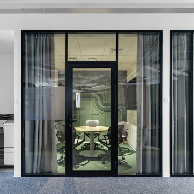 位于 15 楼的办公室,可欣赏基辅的壮丽景色,由 ZIKZAK Architects 设计的多功能办公室 位于 15 楼的办公室,可欣赏基辅的壮丽景色,由 ZIKZAK Architects 设计的多功能办公室