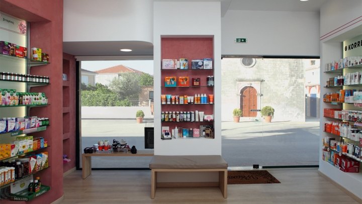 Zoi Borsinou 药房由 Lefteris Tsikandilakis 设计，莱夫卡达 – 希腊