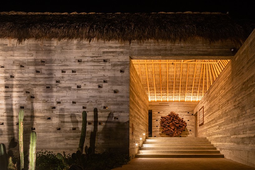 墨西哥度假屋的干棕榈树叶和当地木质屋顶