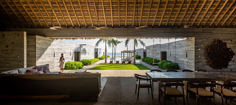 墨西哥度假屋的干棕榈树叶和当地木质屋顶