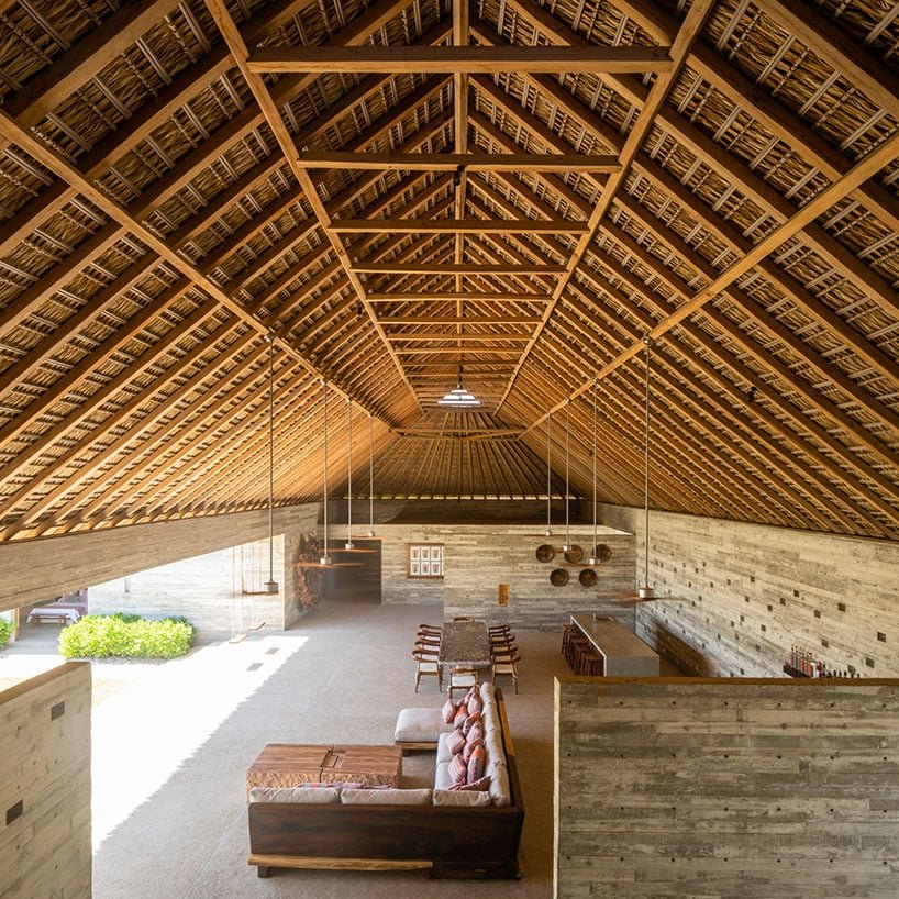 墨西哥度假屋的干棕榈树叶和当地木质屋顶