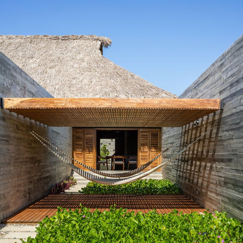 墨西哥度假屋的干棕榈树叶和当地木质屋顶