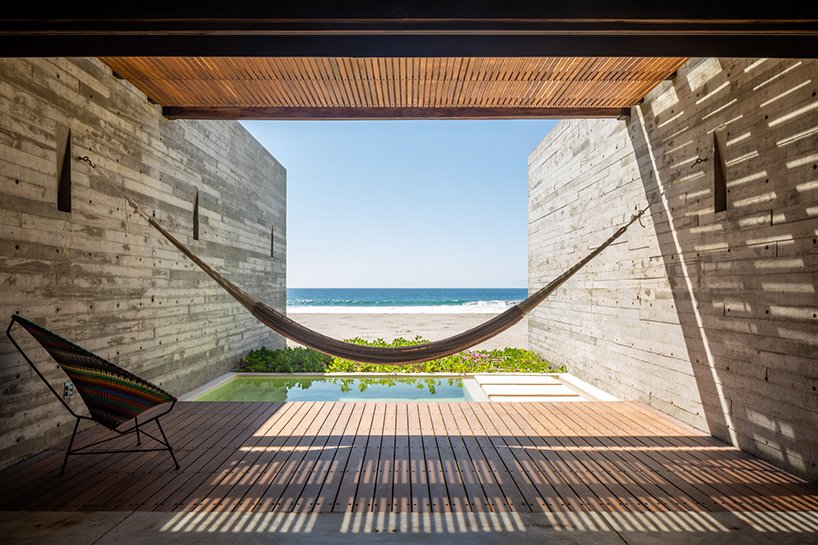 墨西哥度假屋的干棕榈树叶和当地木质屋顶