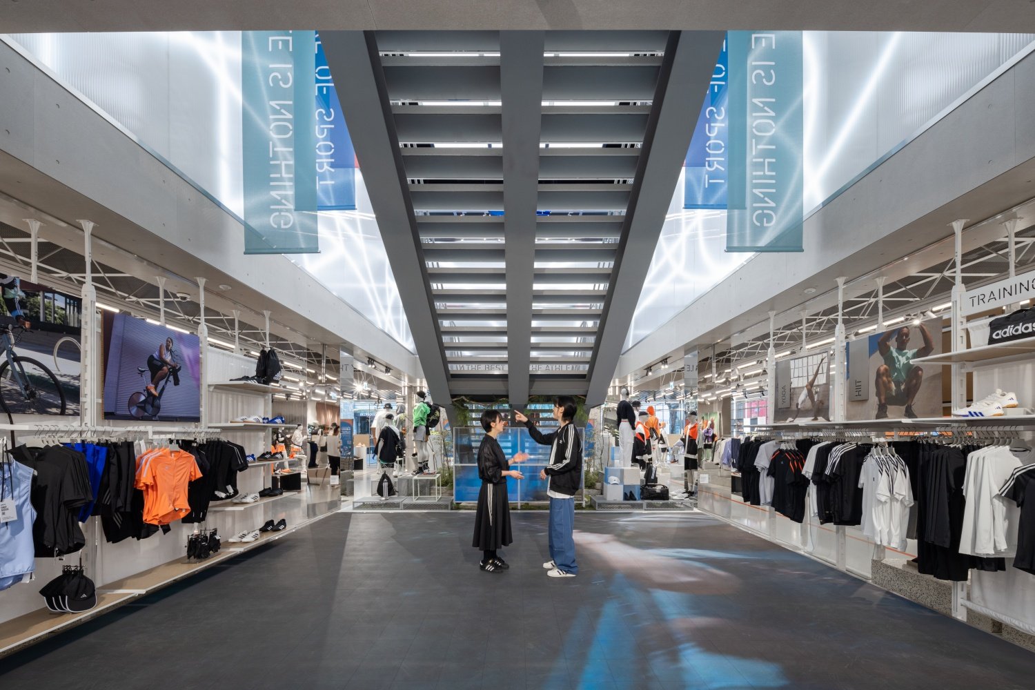 阿迪达斯旗舰店由 Various Associates 设计