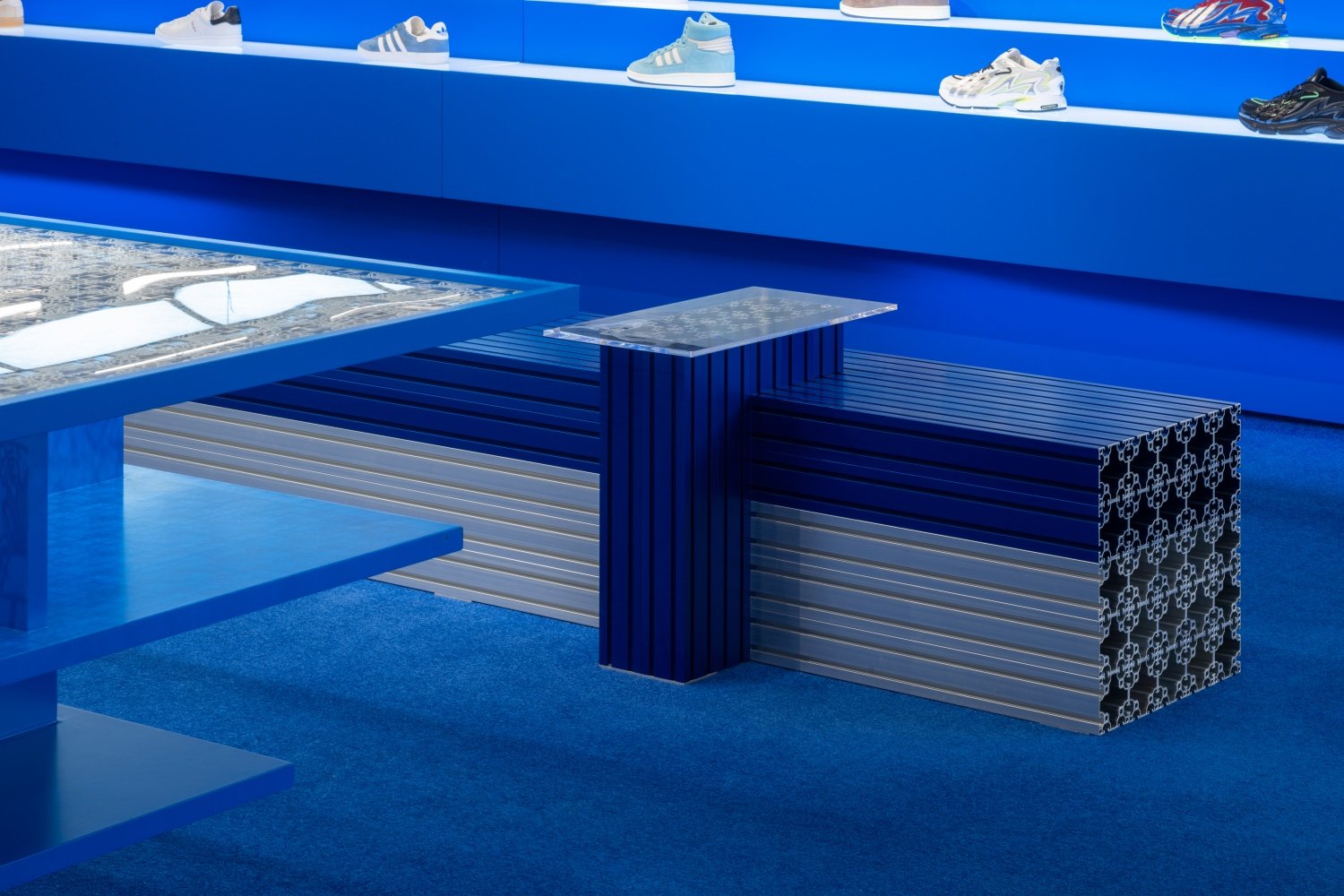 阿迪达斯旗舰店由 Various Associates 设计