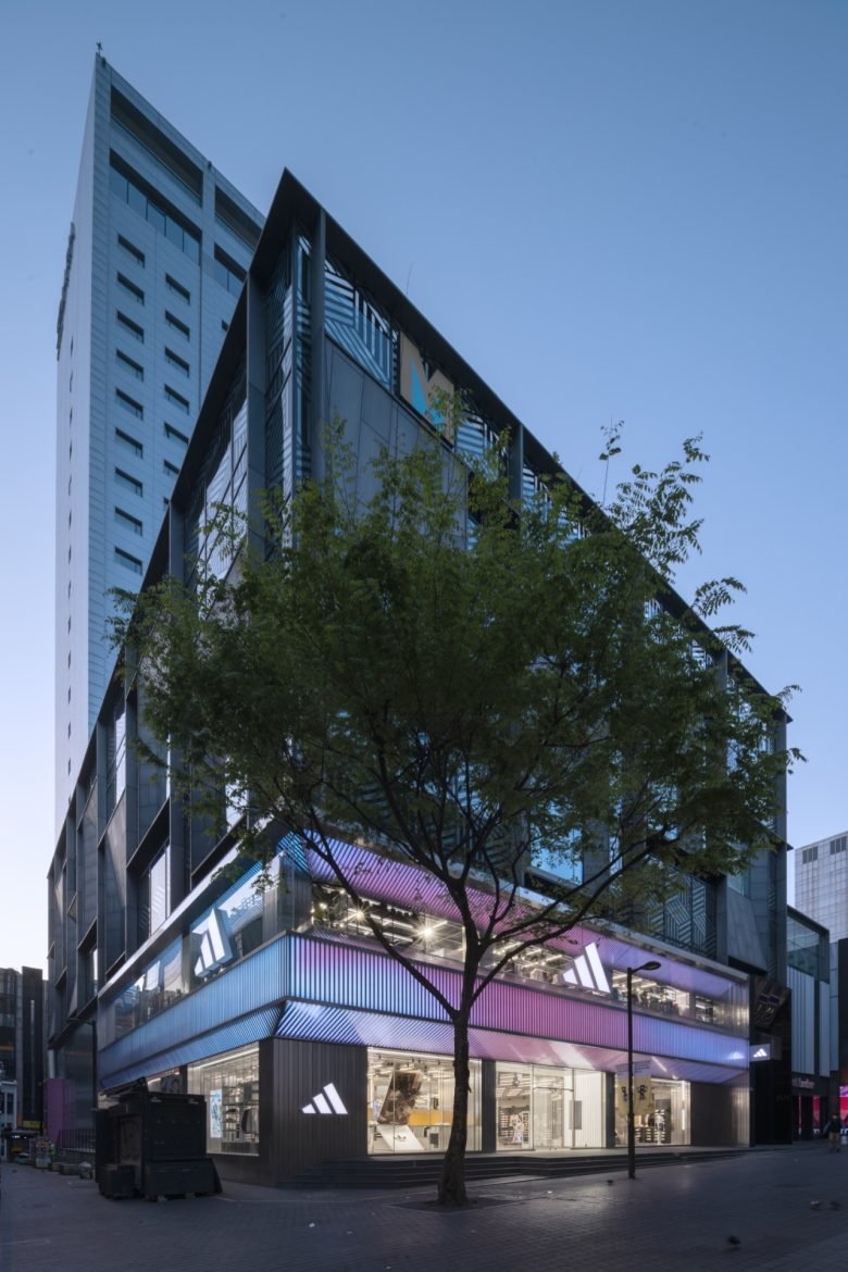 阿迪达斯旗舰店由 Various Associates 设计