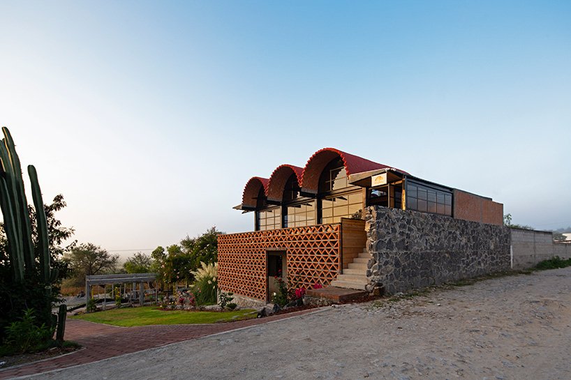 阿尔达纳·桑切斯建筑师事务所在墨西哥农村建成了砖砌多媒体中心 阿尔达纳·桑切斯建筑师事务所在墨西哥农村建成了砖砌多媒体中心