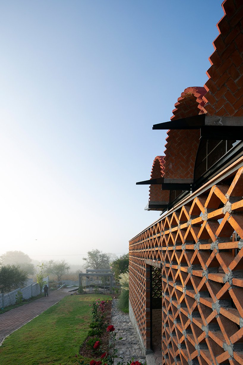 阿尔达纳·桑切斯建筑师事务所在墨西哥农村建成了砖砌多媒体中心 阿尔达纳·桑切斯建筑师事务所在墨西哥农村建成了砖砌多媒体中心