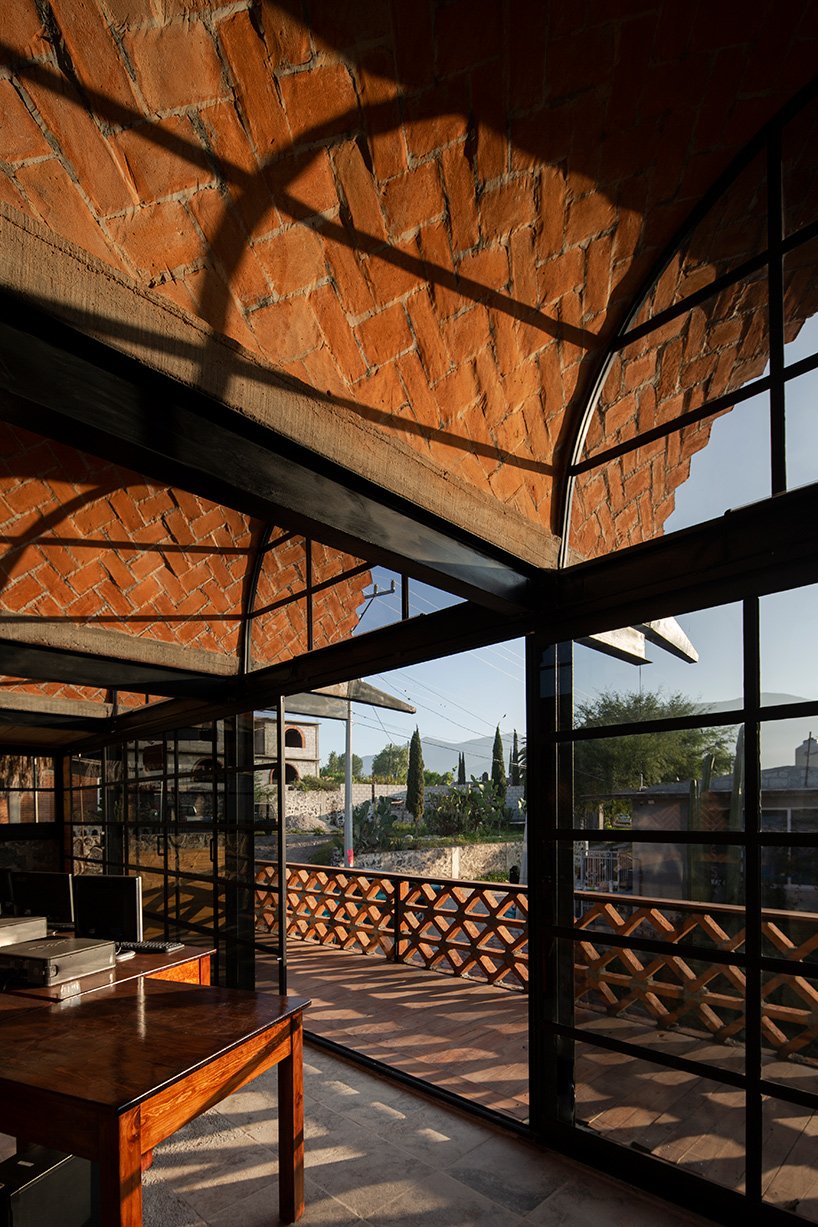 阿尔达纳·桑切斯建筑师事务所在墨西哥农村建成了砖砌多媒体中心 阿尔达纳·桑切斯建筑师事务所在墨西哥农村建成了砖砌多媒体中心