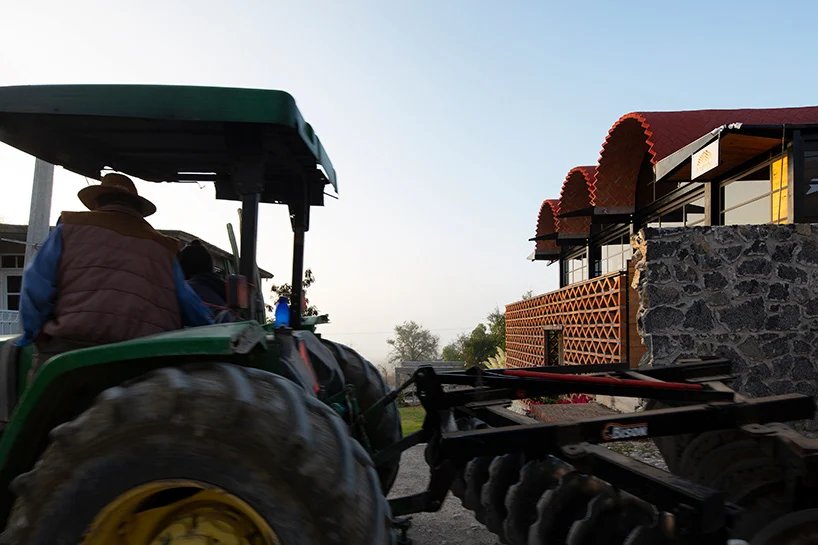 阿尔达纳·桑切斯建筑师事务所在墨西哥农村建成了砖砌多媒体中心 阿尔达纳·桑切斯建筑师事务所在墨西哥农村建成了砖砌多媒体中心