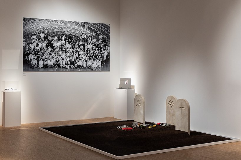 汉斯·乌尔里希·奥布里斯特 (hans ulrich obrist) 讨论米兰三年展恩佐·马里 (enzo mari) 展览的策展