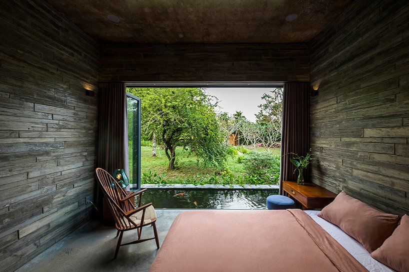 越南宁静的池塘旁有茅草屋顶的房子