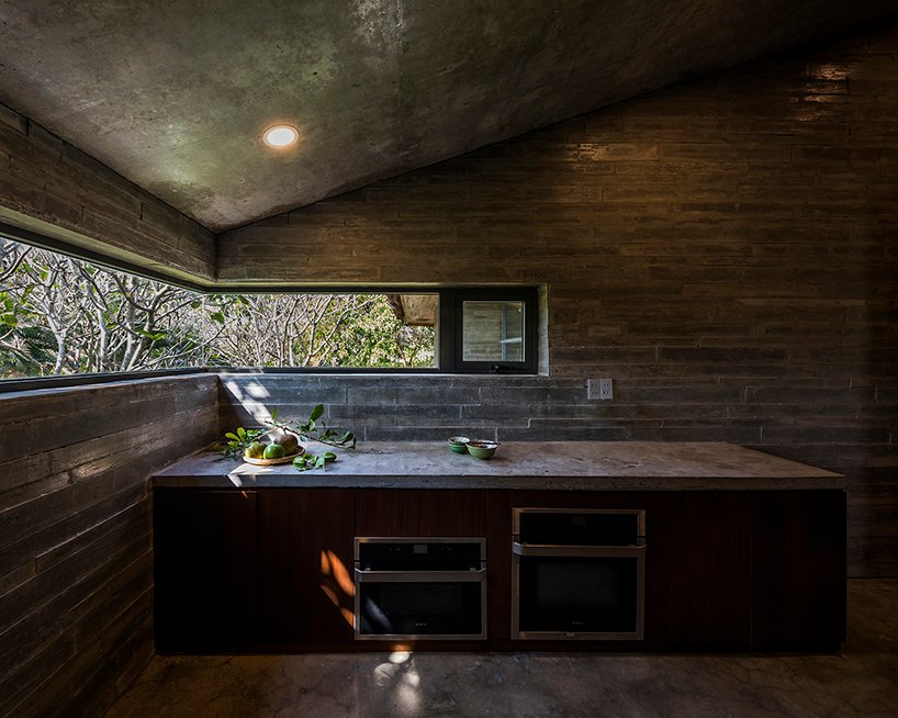 越南宁静的池塘旁有茅草屋顶的房子