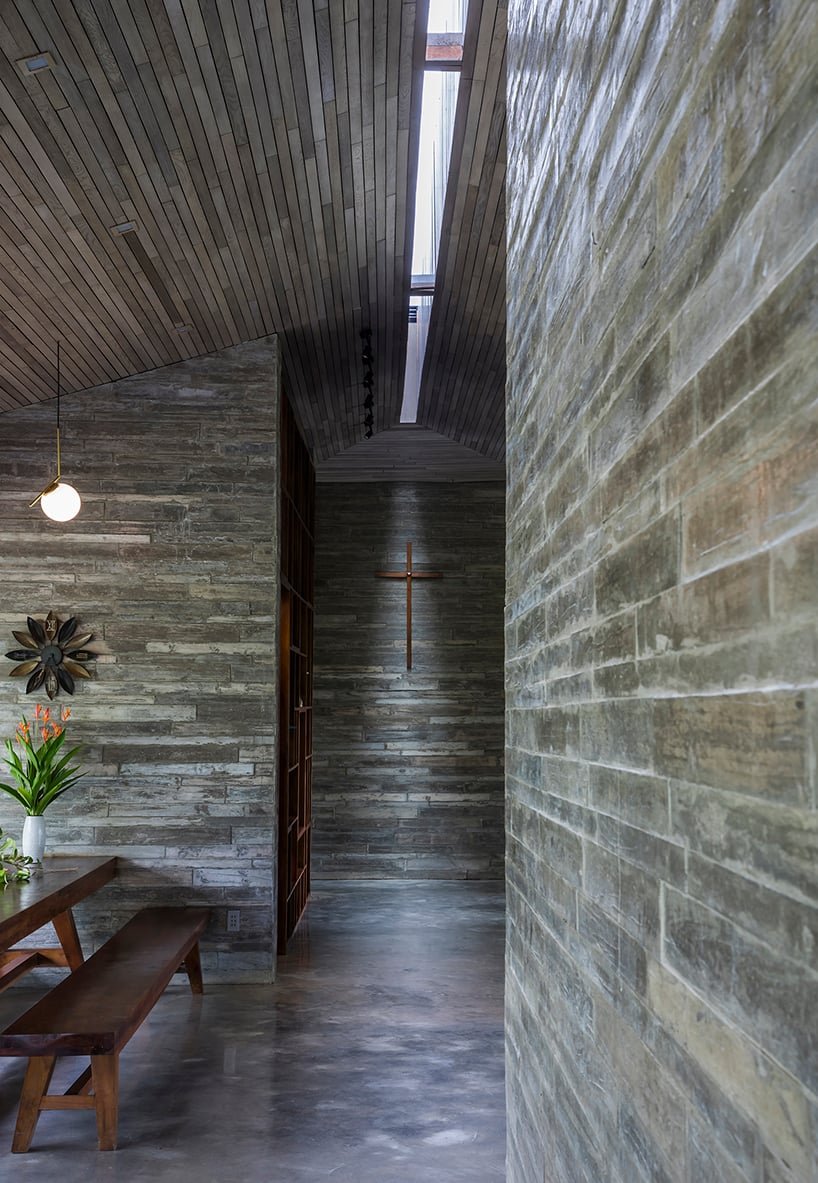 越南宁静的池塘旁有茅草屋顶的房子