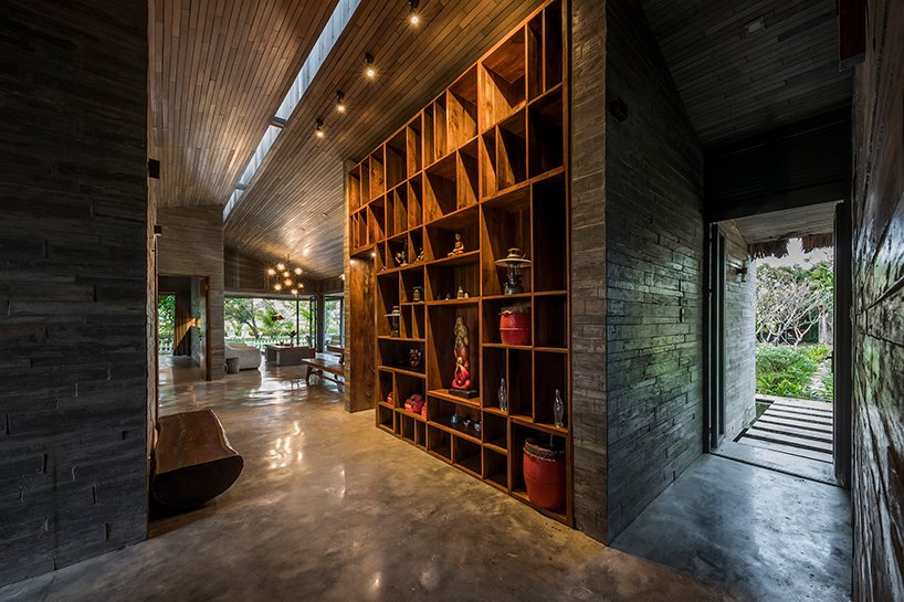 越南宁静的池塘旁有茅草屋顶的房子