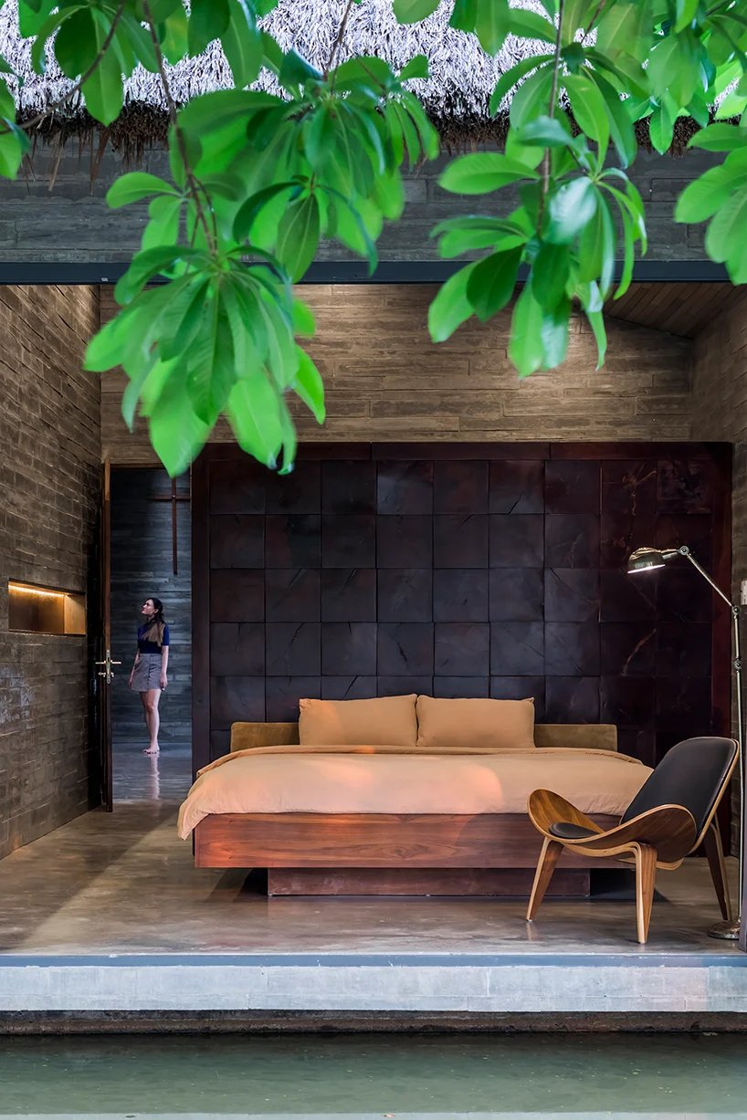 越南宁静的池塘旁有茅草屋顶的房子