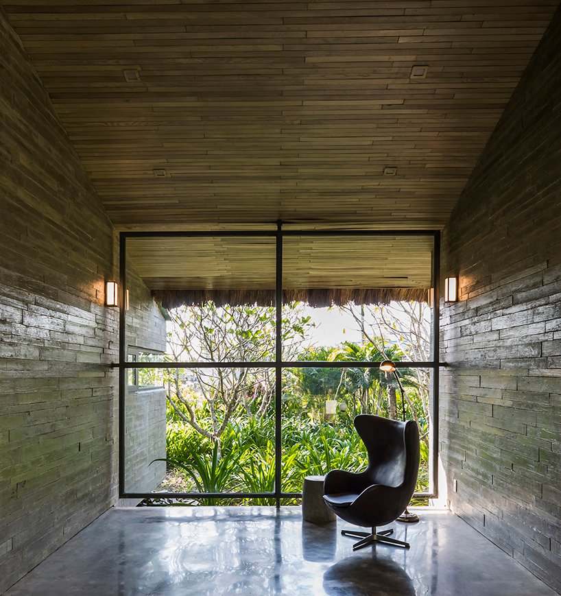 越南宁静的池塘旁有茅草屋顶的房子