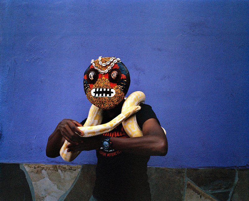 “amoji”描绘了非洲传统文化与现代文化之间的冲突