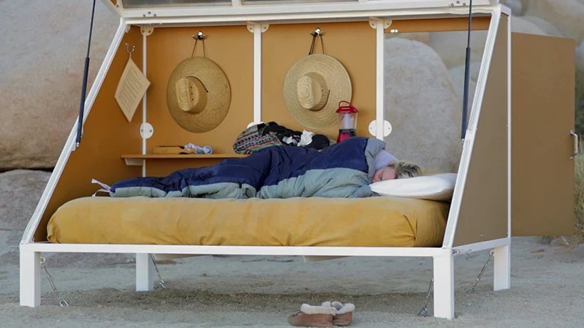 短片讲述了艺术家 andrea zittel 在实验性“马车车站营地”的生活