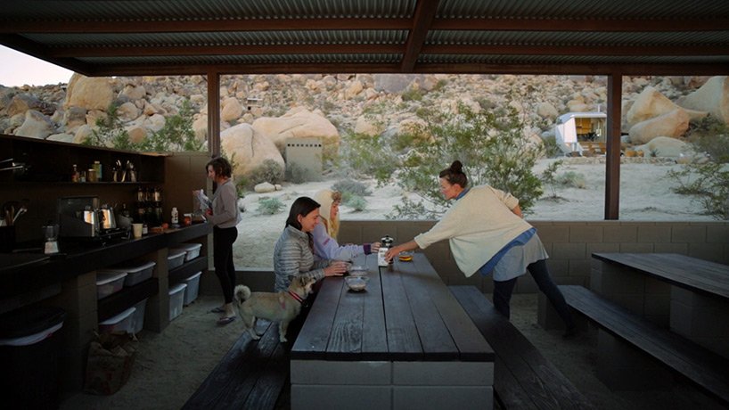 短片讲述了艺术家 andrea zittel 在实验性“马车车站营地”的生活