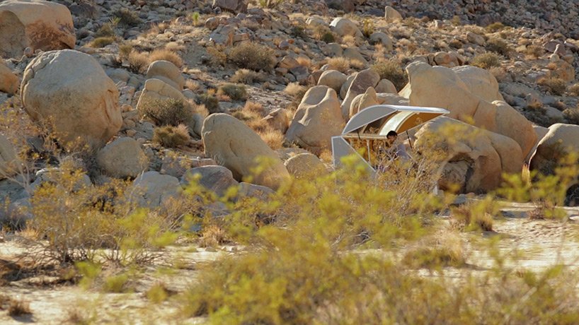 短片讲述了艺术家 andrea zittel 在实验性“马车车站营地”的生活