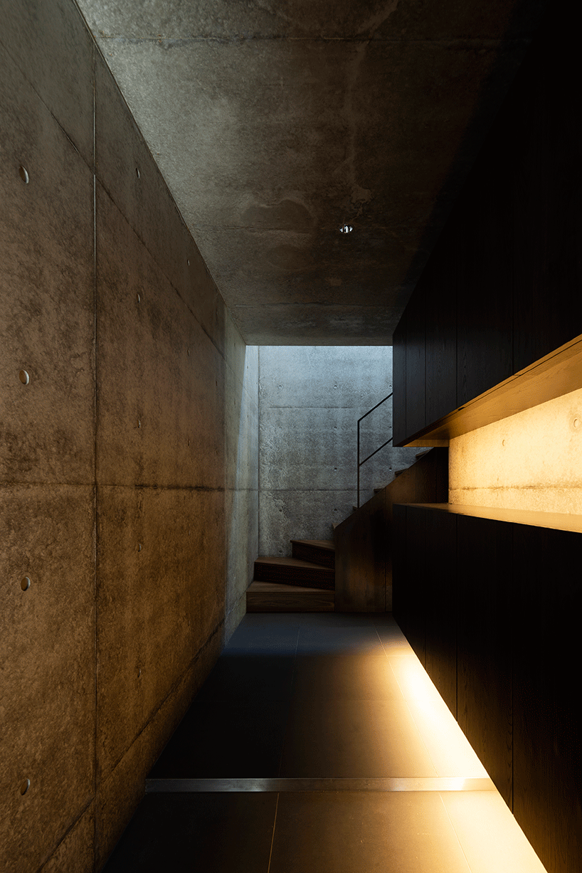 阿波罗建筑师在日本建造带有岩石花园的混凝土住宅