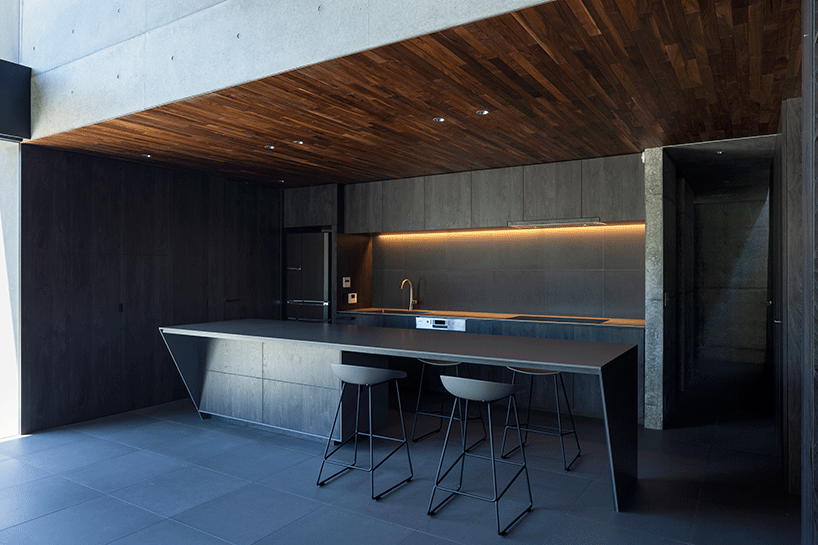 阿波罗建筑师在日本建造带有岩石花园的混凝土住宅