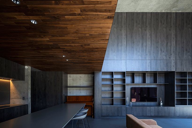 阿波罗建筑师在日本建造带有岩石花园的混凝土住宅