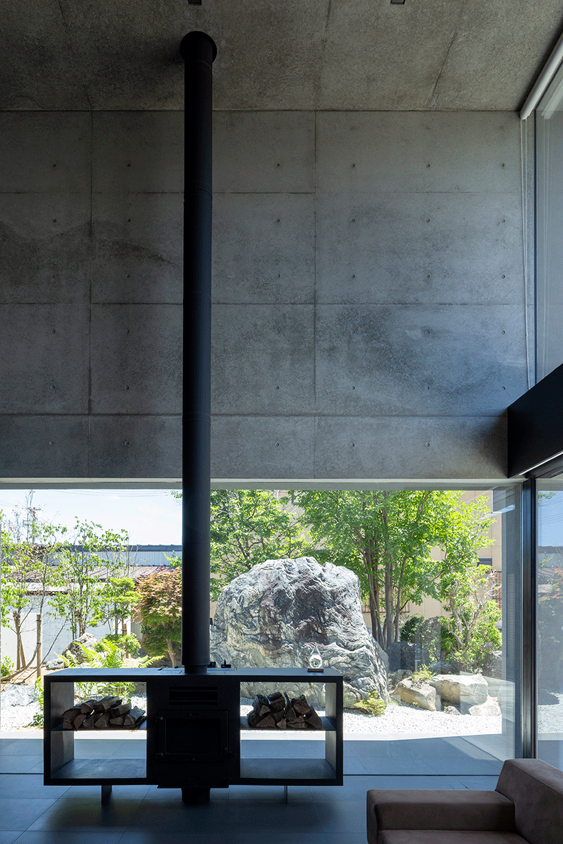 阿波罗建筑师在日本建造带有岩石花园的混凝土住宅