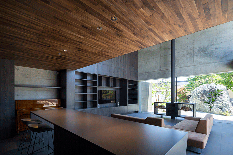 阿波罗建筑师在日本建造带有岩石花园的混凝土住宅