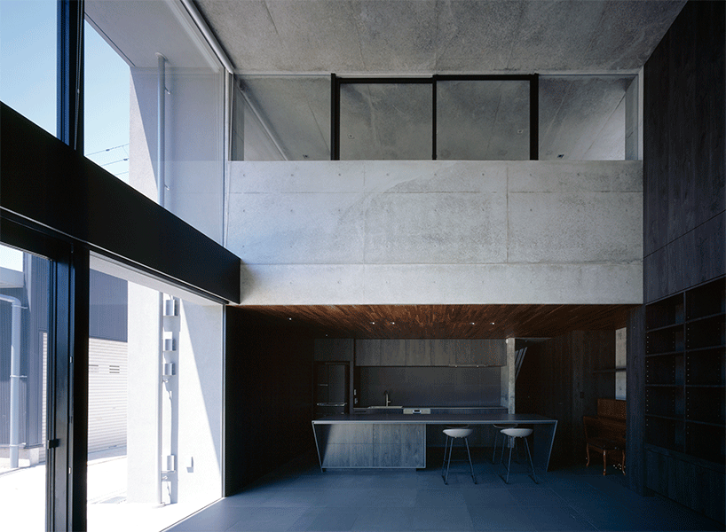 阿波罗建筑师在日本建造带有岩石花园的混凝土住宅