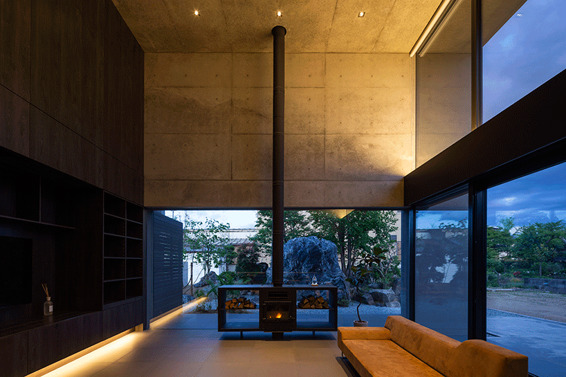 阿波罗建筑师在日本建造带有岩石花园的混凝土住宅