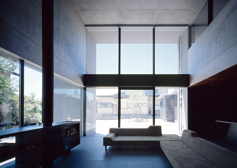 阿波罗建筑师在日本建造带有岩石花园的混凝土住宅