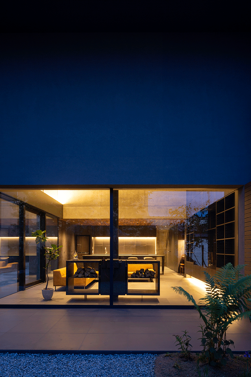 阿波罗建筑师在日本建造带有岩石花园的混凝土住宅