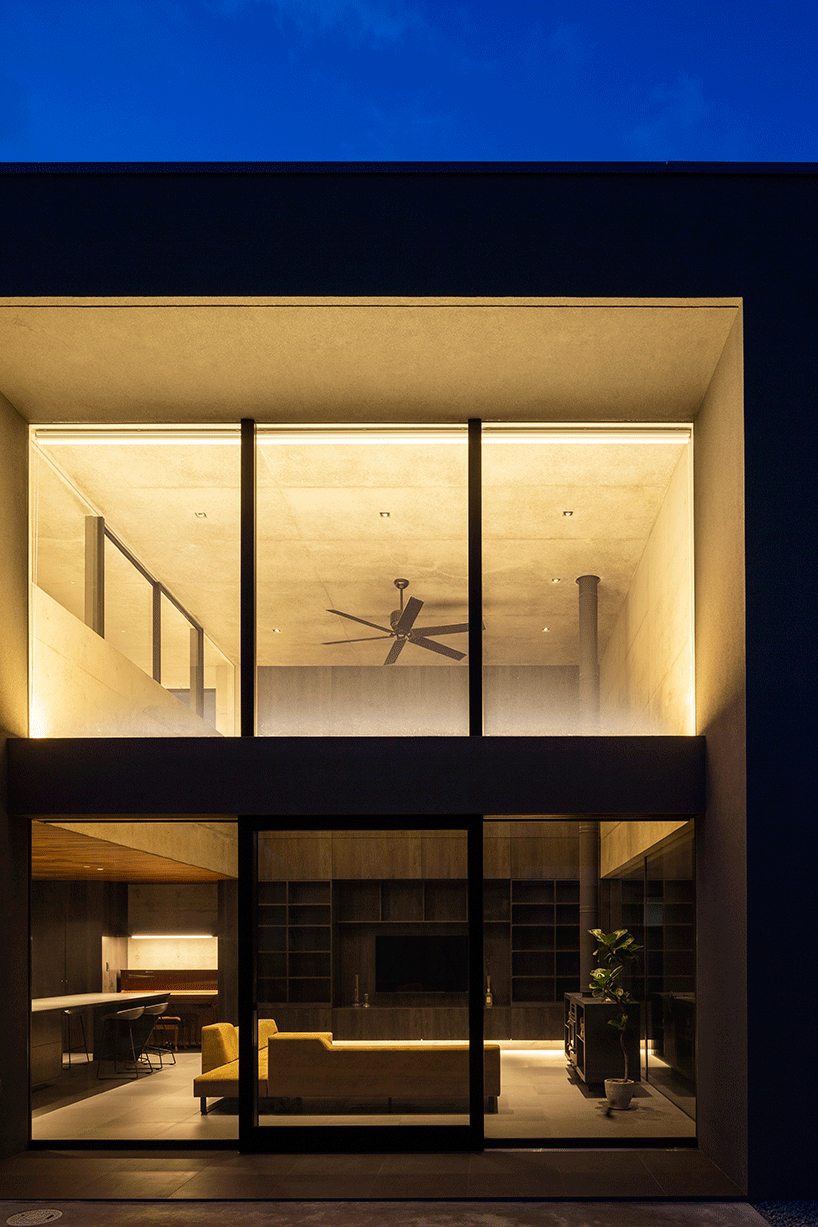 阿波罗建筑师在日本建造带有岩石花园的混凝土住宅