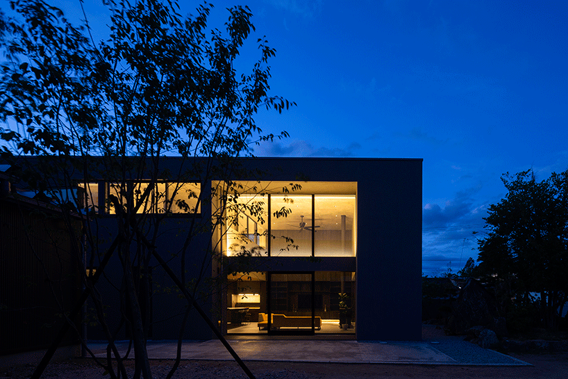 阿波罗建筑师在日本建造带有岩石花园的混凝土住宅