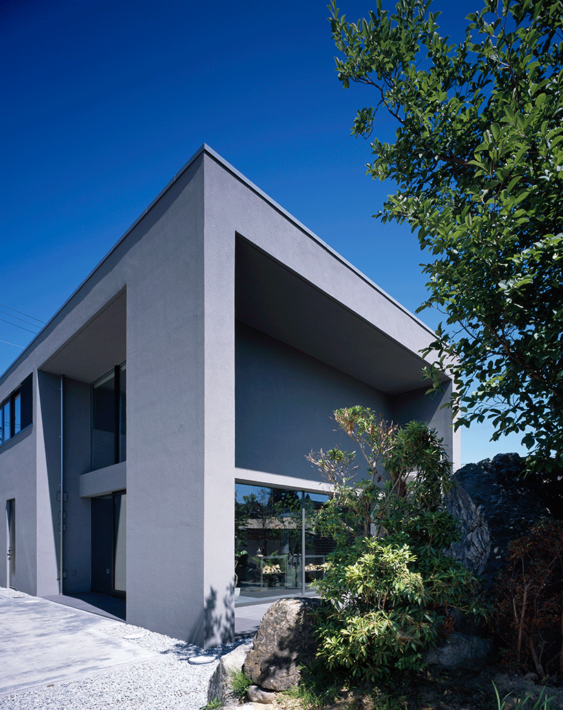 阿波罗建筑师在日本建造带有岩石花园的混凝土住宅