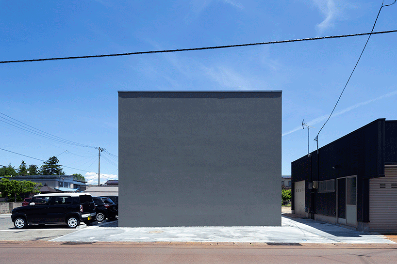 阿波罗建筑师在日本建造带有岩石花园的混凝土住宅