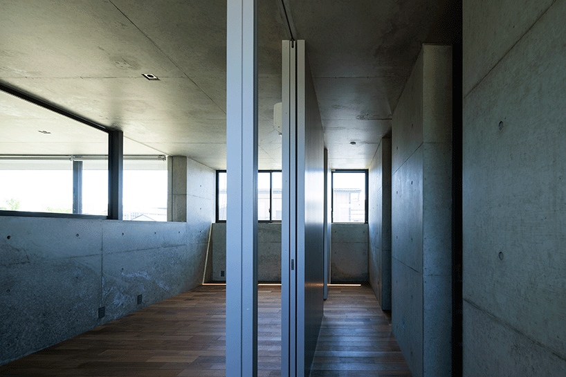 阿波罗建筑师在日本建造带有岩石花园的混凝土住宅