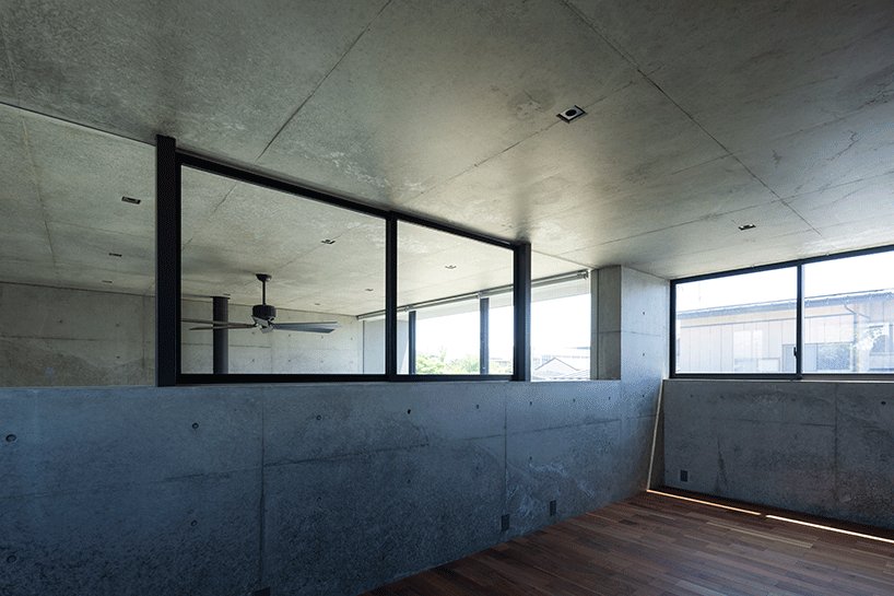 阿波罗建筑师在日本建造带有岩石花园的混凝土住宅