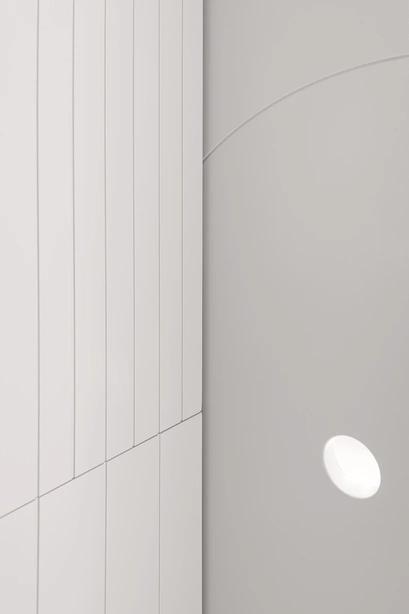 柔和色彩的前厅构成了意大利卡莫利这间公寓的核心