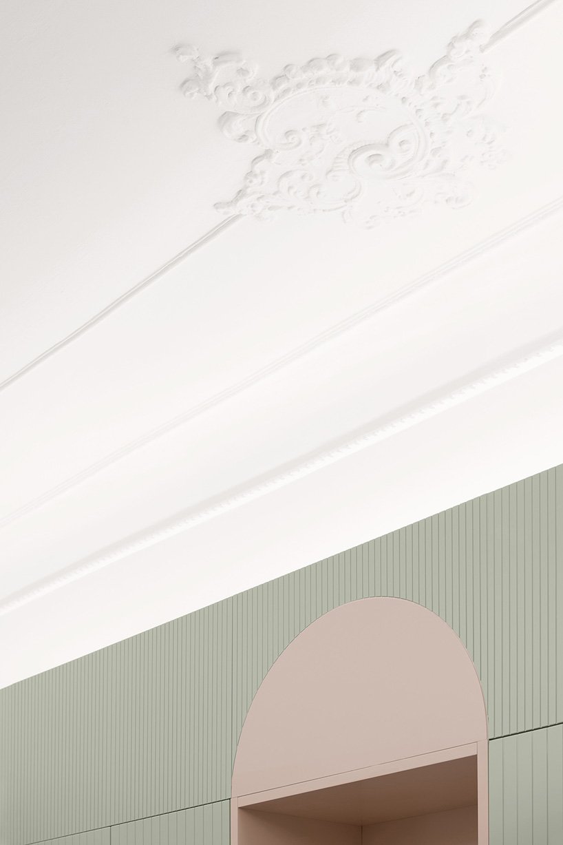 柔和色彩的前厅构成了意大利卡莫利这间公寓的核心