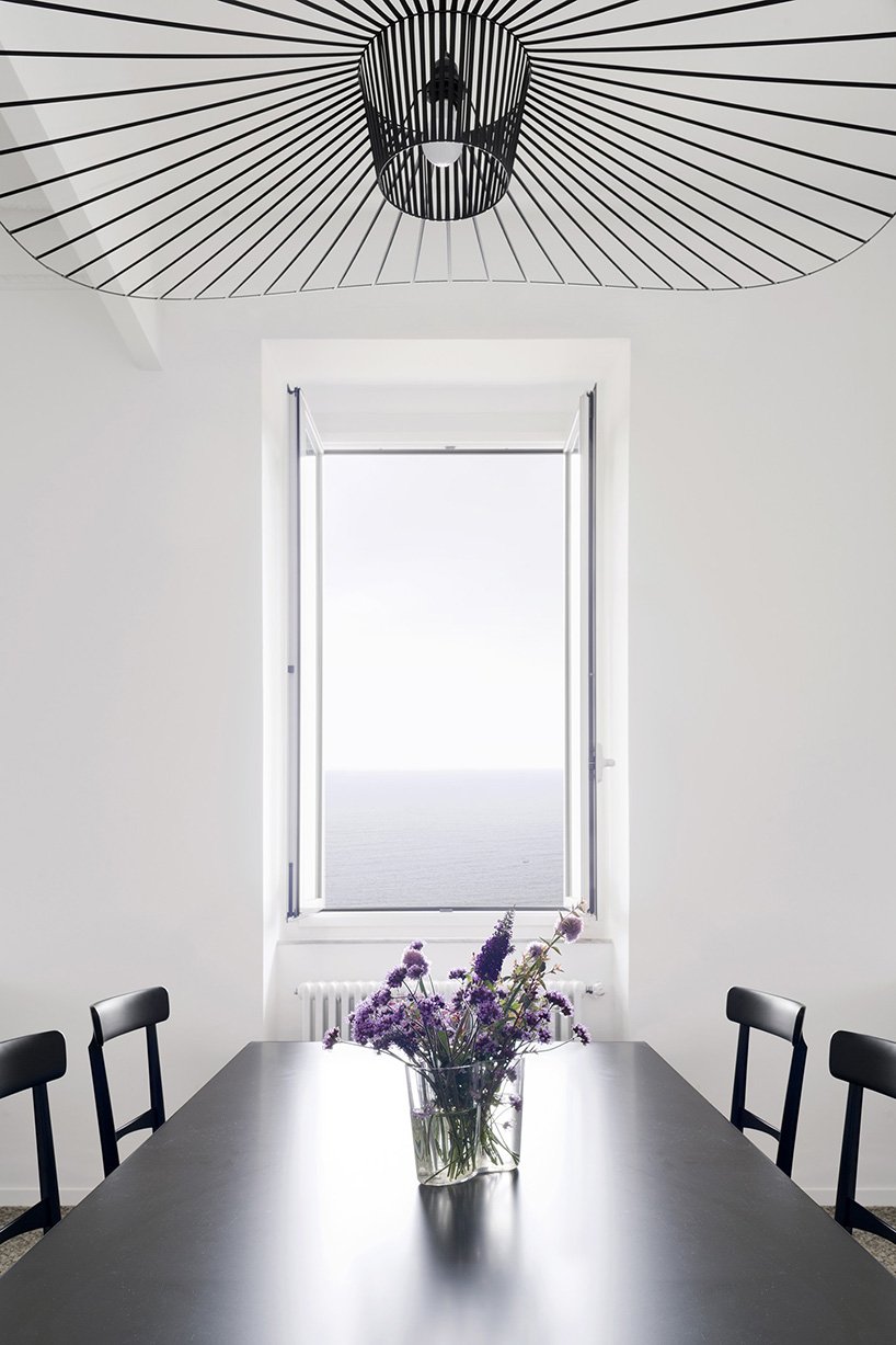 柔和色彩的前厅构成了意大利卡莫利这间公寓的核心