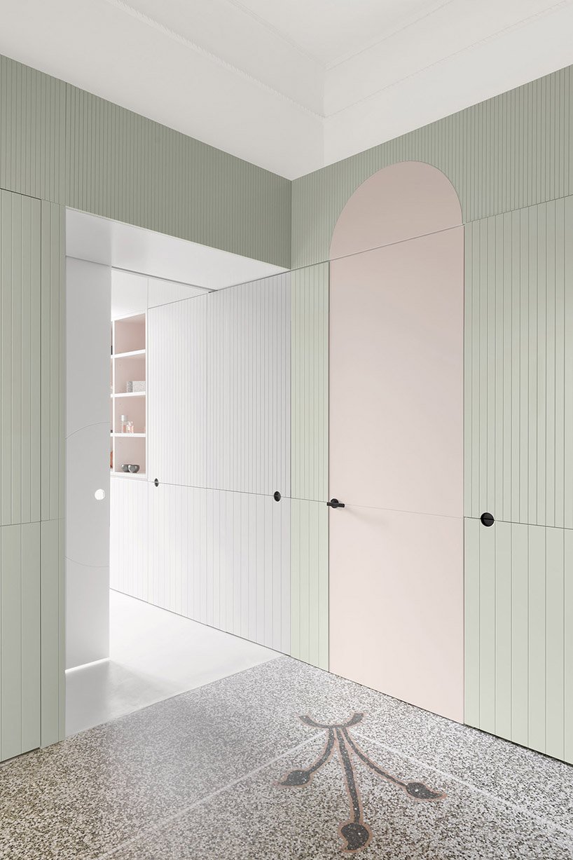 柔和色彩的前厅构成了意大利卡莫利这间公寓的核心