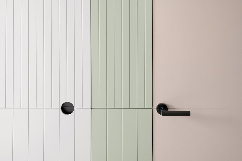 柔和色彩的前厅构成了意大利卡莫利这间公寓的核心