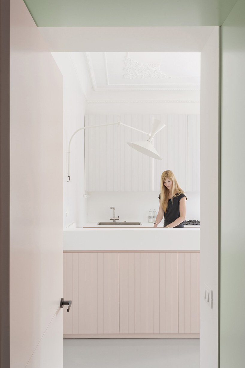 柔和色彩的前厅构成了意大利卡莫利这间公寓的核心