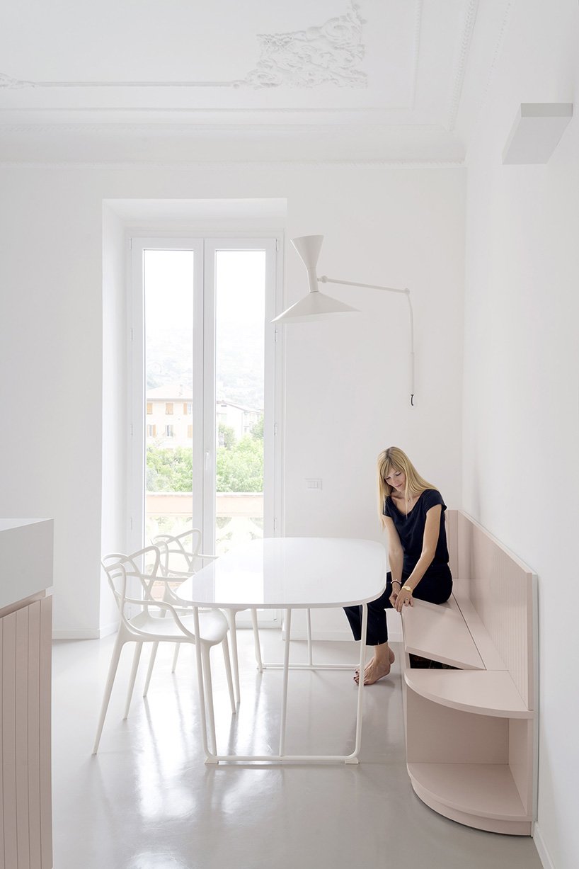 柔和色彩的前厅构成了意大利卡莫利这间公寓的核心