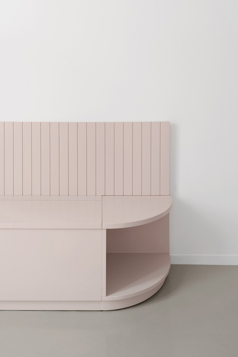 柔和色彩的前厅构成了意大利卡莫利这间公寓的核心