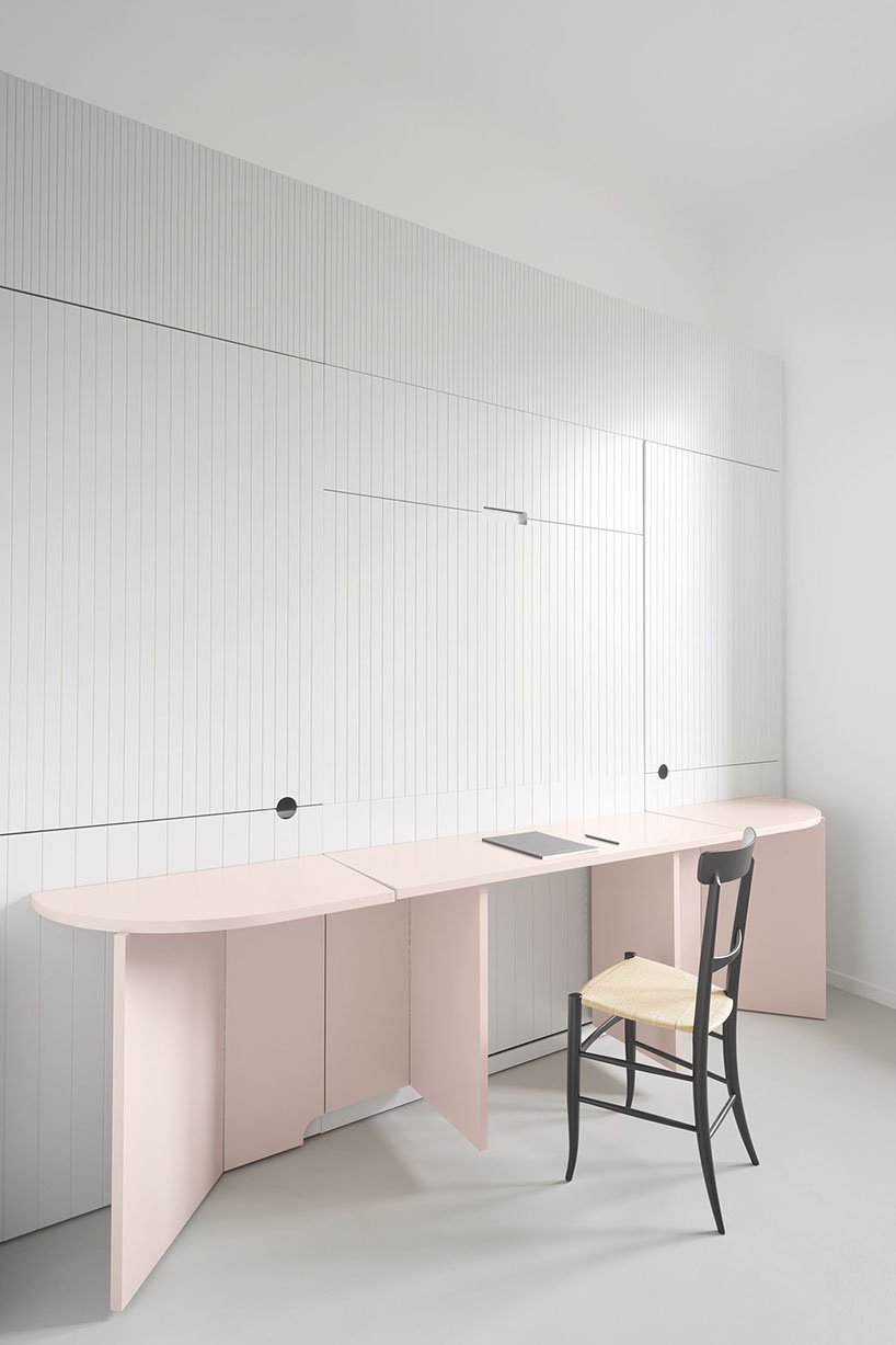 柔和色彩的前厅构成了意大利卡莫利这间公寓的核心