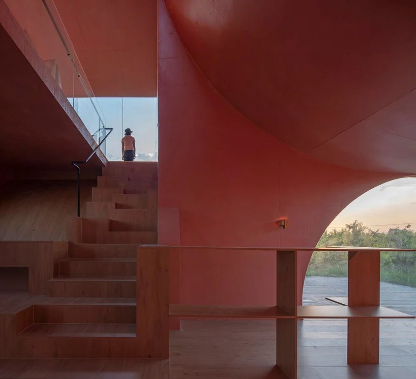 xi 工作室建造了雕塑般的“桃小屋”亭作为中国农村社区中心的一部分